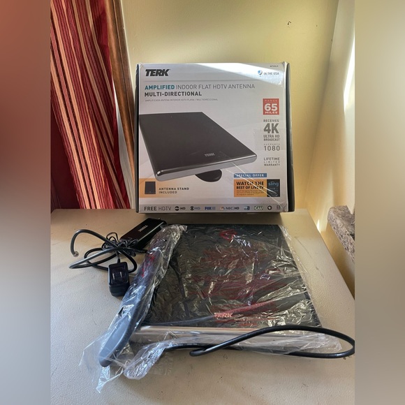 TERK ULTRA HD AMPLIFIED MULTI DIRECTIONAL INDOOR TV ANTENNA. - Picture 2 of 5